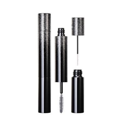 Die Mascara-Tube ist eine praktische Möglichkeit, Mascara aufzutragen und zu entfernen